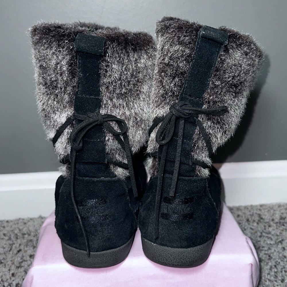 TOMS Black Suede Faux Fur Winter Boots Warm Cozy Mid Calf Slip On Women’s 6 - Picture 2 of 6